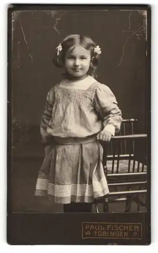Fotografie Paul Fischer, Tübingen, Portrait lächelndes hübsches Mädchen mit Haarschleifen