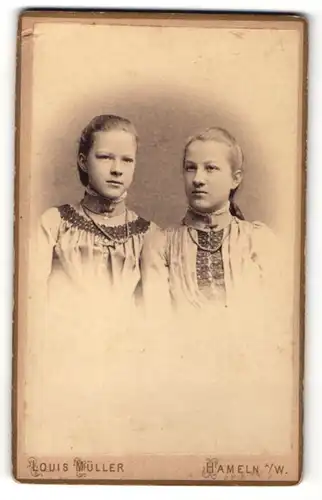 Fotografie Louis Müller, Hameln i. W., Portrait zwei wunderschöne blonde Mädchen in tollen Kleidern