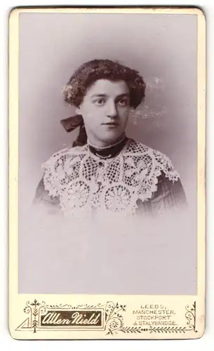 Fotografie Allen Nield, Leeds, Portrait wunderschöne junge Frau mit weisser Stickerei an der Bluse