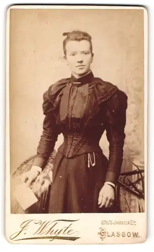 Fotografie J. Whyte, Glasgow, Portrait junge Frau im schönen, langen Kleid