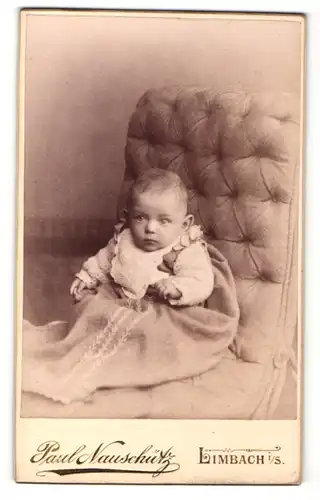 Fotografie Paul Nauschütz, Limbach i/S, Portrait Säugling auf Sitzmöbel