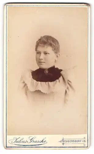 Fotografie Julius Grusche, Neugersdorf i/S, Portrait junge Frau mit zusammengebundenem Haar
