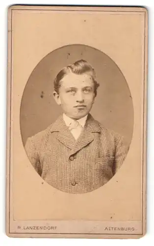 Fotografie R. Lanzendorf, Altenburg, Portrait halbwüchsiger Knabe mit zeitgenöss. Frisur