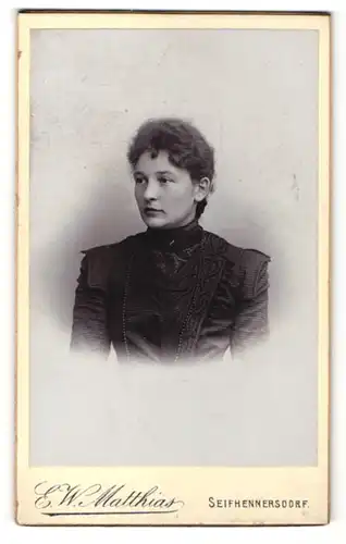 Fotografie E. W. Mathias, Seifhennersdorf, Portrait junge Dame in schwarz