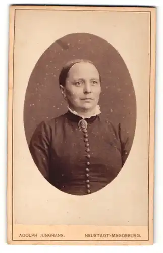 Fotografie Adolph Junghans, Magdeburg-Neustadt, Portrait ältere Dame in traditioneller Kleidung