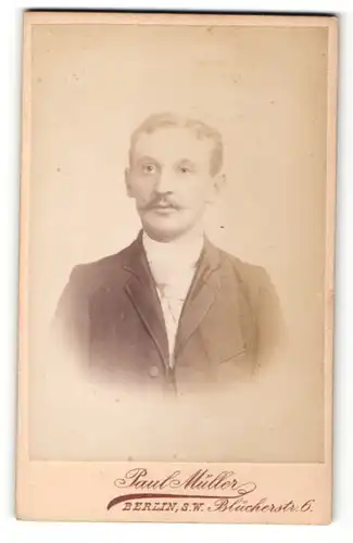 Fotografie Paul Müller, Berlin-SW, Portrait junger Herr in Anzug mit Krawatte