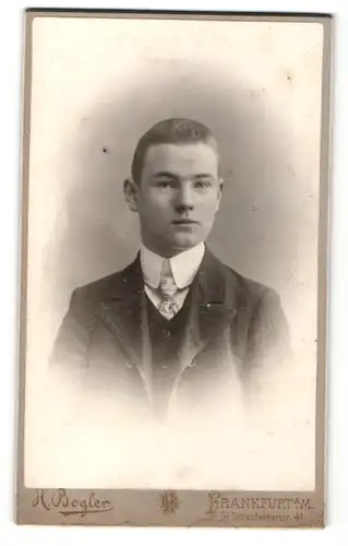 Fotografie H. Bogler, Frankfurt a/M, Portrait junger Mann in Anzug mit Krawatte