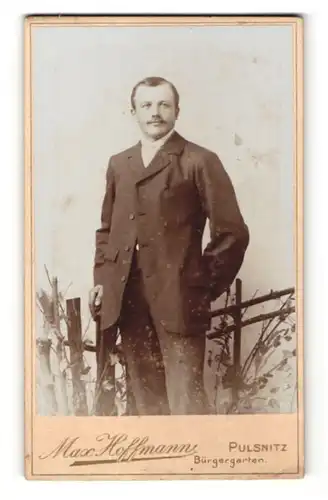 Fotografie Max Hoffmann, Pulsnitz, Portrait junger Mann in Anzug
