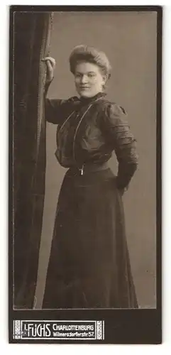 Fotografie J. Fuchs, Berlin-Charlottenburg, Portrait junge Dame mit Hochsteckfrisur