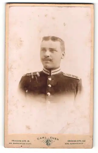 Fotografie Carl Euen, Berlin, Portrait Soldat in Garde-Uniform