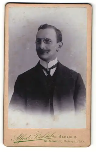 Fotografie Alfred Birkholz, Berlin-O, Portrait Herr mit Zwicker in Anzug mit Krawatte