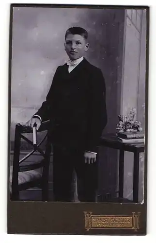Fotografie Ernst Schulz, Pinneberg, Portrait halbwüchsiger Knabe in festlichem Anzug