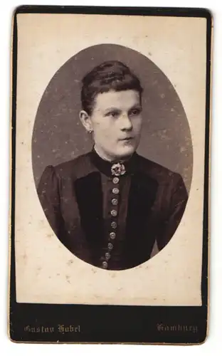 Fotografie Gustav Habel, Hamburg, Portrait junge Frau mit zusammengebundenem Haar