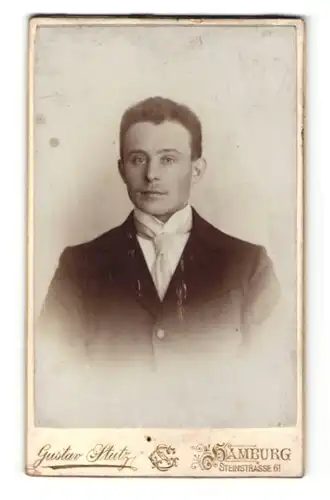 Fotografie Gustav Stutz, Hamburg, Portrait junger Herr im Anzug mit Krawatte