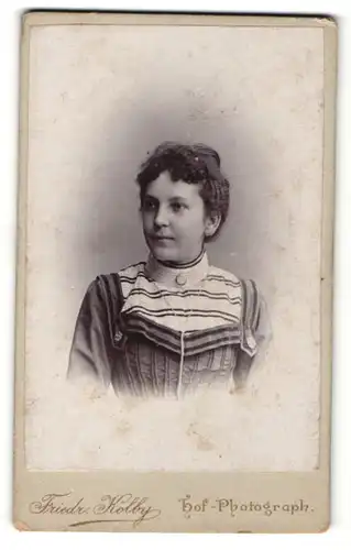 Fotografie Friedr. Kolby, Zwickau i / S., Portrait junge Dame im modischen Kleid mit Hochsteckfrisur