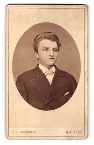 Fotografie S. L. Schröder, Bremen, Portrait junger Herr im Anzug mit Fliege