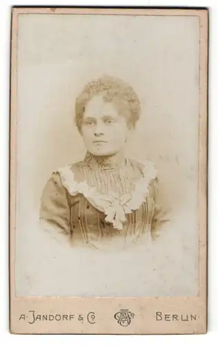 Fotografie A. Jandorf & Co., Berlin, Portrait junge Dame im hübschen Kleid mit Kragenbrosche