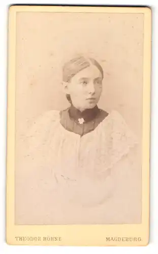 Fotografie Thodor Höhne, Magdeburg, Portrait junge Frau in Bluse mit Spitze