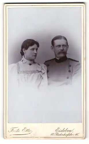 Fotografie Fritz Ette, Eisleben, Portrait Soldat in Uniform mit eleganter Dame