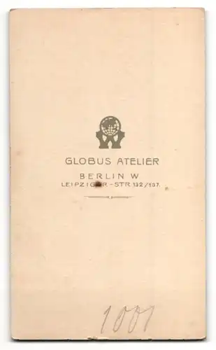 Fotografie Globus Atelier, Berlin, Portrait hübsche junge Dame mit Perlenkette