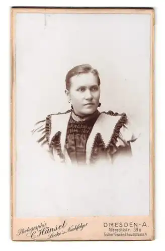 Fotografie C. Hänsel, Dresden, Portrait bürgerliche Dame in edler Bluse