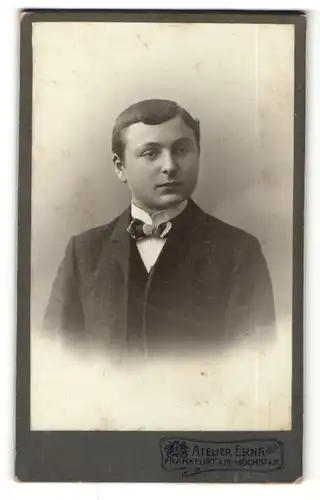 Fotografie Atelier Erna, Frankfurt a. M.-Höchst, Portrait eleganter junger Herr im Anzug mit Fliege