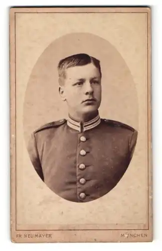 Fotografie Fr. Neumayer, München, Portrait Soldat in Uniform