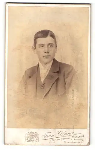 Fotografie Franz Werner, München, Portrait halbwüchsiger Knabe in Anzug
