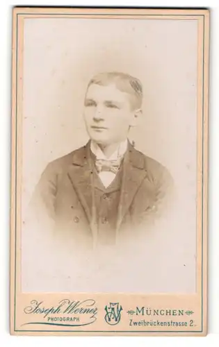 Fotografie Joseph Werner, München, Portrait halbwüchsiger Knabe in Anzug