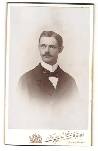 Fotografie Franz Werner, München, Portrait junger Herr in Anzug mit Hemd mit Stehkragern