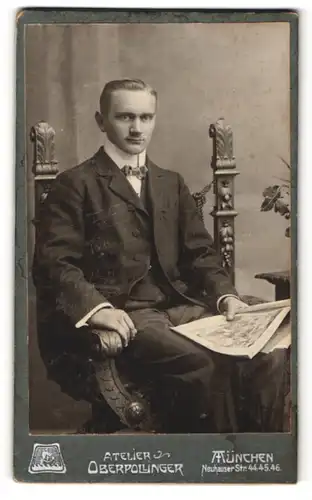 Fotografie Atelier Oberpollinger, München, Portrait junger Herr in Anzug
