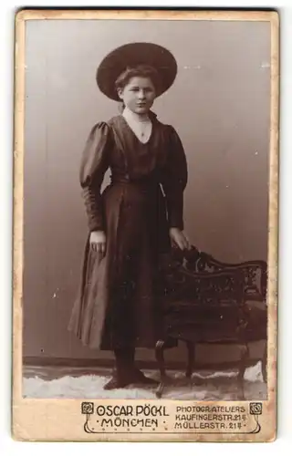 Fotografie Oscar Pöckl, München, Portrait Fräulein mit Hut