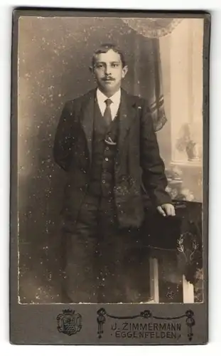 Fotografie J. Zimmermann, Eggenfelden, Portrait junger Mann in Anzug mit Krawatte