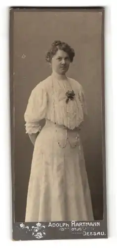 Fotografie Adolph Hartmann, Dessau, Portrait junge Dame in weiss