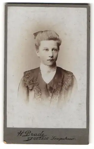 Fotografie H. Brade, Vegesack, Portrait Fräulein mit zusammengebundenem Haar