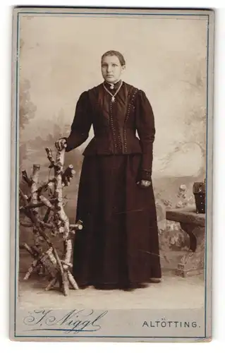 Fotografie J. Niggl, Altötting, Portrait junge Dame in bürgerlicher Kleidung mit Halskette