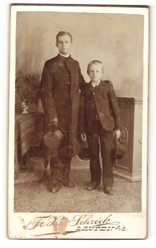 Fotografie Fr. X. Schröck, Laufen a. d. Salzach, Portrait Junge und junger Mann in eleganter Kleidung mit Hüten
