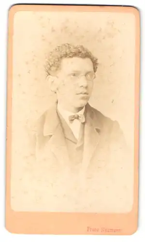 Fotografie Franz Neumayer, München, Portrait junger Mann mit Locken und Brille im Anzug