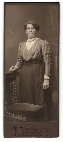 Fotografie Max Huber, Pfarrkirchen, Portrait bürgerliche Dame in hübscher Bluse an Stuhl gelehnt