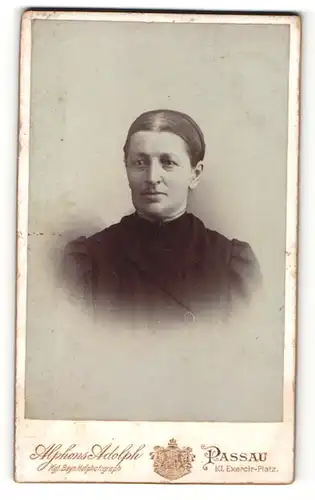 Fotografie Alphons Adolph, Passau, Portrait ältere Dame mit zurückgebundenem Haar