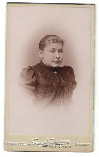 Fotografie Fr. Neumayer, München, Portrait junge Dame mit zurückgebundenem Haar und Kragenbrosche