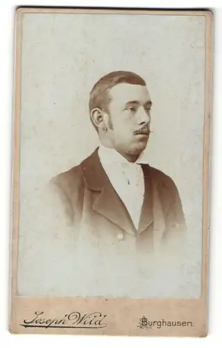 Fotografie Joseph Wild, Burghausen, Portrait charmanter Herr im Anzug mit Krawatte