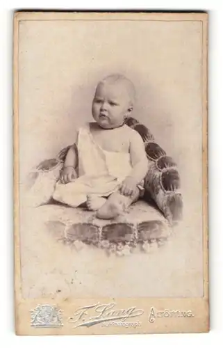 Fotografie F. Lang, Altötting, Portrait niedliches Kleinkind im weissen Hemd mit Halskette