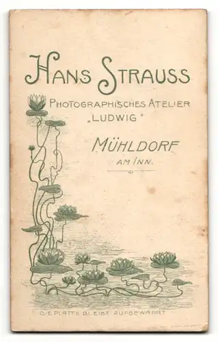 Fotografie Hans Strauss, Mühldorf a / Inn, Portrait junge Dame im eleganten Kleid mit Kragenbrosche