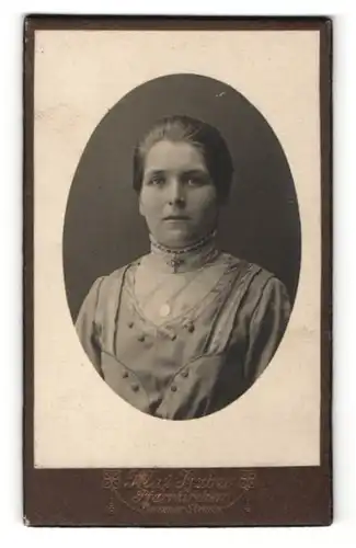 Fotografie Max Huber, Pfarrkirchen, Portrait junge Dame in modischer Kleidung mit Medaillon