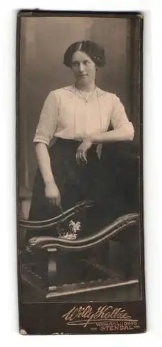 Fotografie Willy Koltze, Stendal, Portrait junge Dame in modischer Bluse mit Halskette