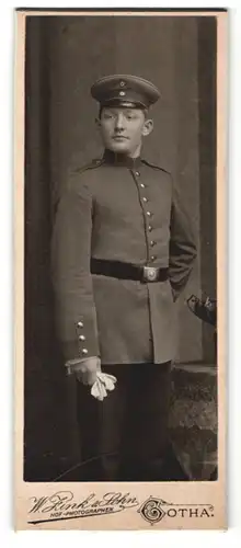 Fotografie W. Zink & Sohn, Gotha, Portrait Soldat in Uniform mit Schirmmütze und Handschuhen