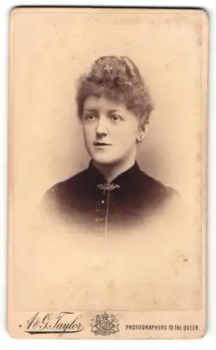 Fotografie A. & G. Taylor, London, Portrait bürgerliche Dame mit Hochsteckfrisur und Kragenbrosche