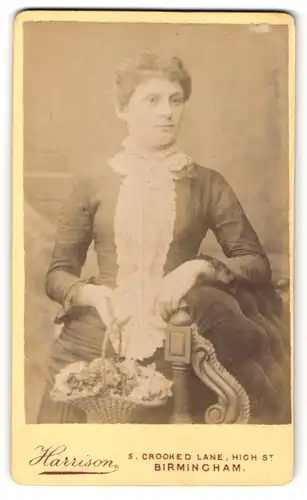 Fotografie Harrison, Birmingham, Portrait junge Dame im eleganten Kleid mit Blumenkorb