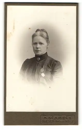 Fotografie H. Schmeck, Siegen, Portrait bürgerliche Dame mit Hochsteckfrisur und Kragenbrosche